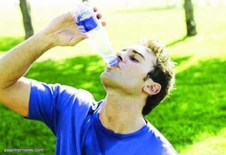 دراسة: كثرة تناول السوائل قد تحمي من الإصابة بسرطان المثانة