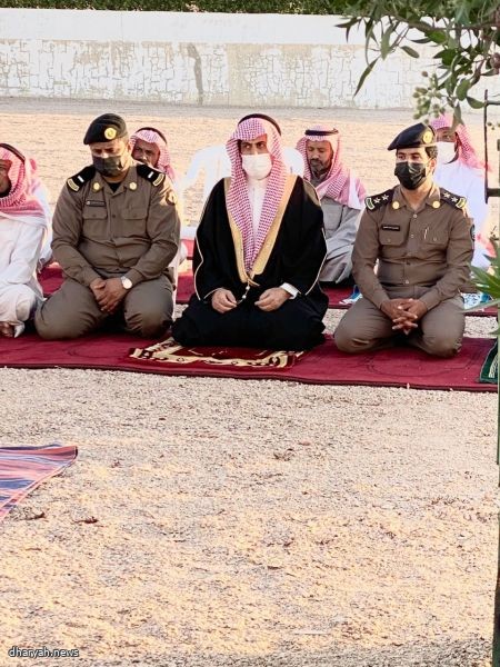 محافظ ضرية يؤدي صلاة الاستسقاء مع جموع المصلين